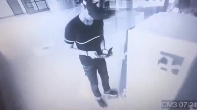 Video - Clip: Cây ATM bất ngờ phun tiền xối xả xuống chân người đàn ông