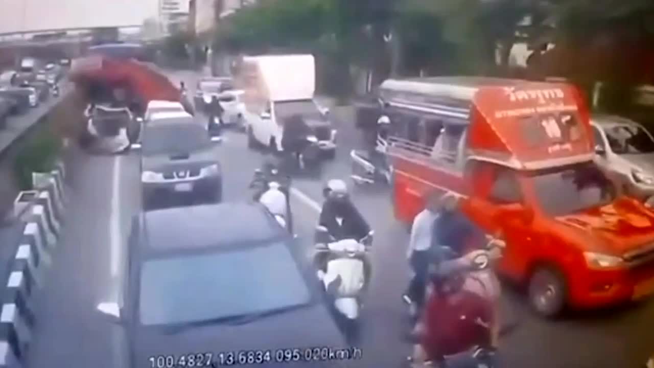 Video - Clip: Xe buýt mất lái gây tai nạn liên hoàn khiến 18 người bị thương