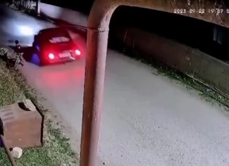 Video - Clip: Tài xế ô tô cố tình đâm ngã bé trai vì cho rằng bị cản đường