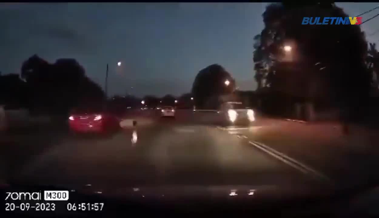 Video - Clip: Bé trai 2 tuổi tự mở cửa ô tô rồi đột ngột lao ra giữa đường