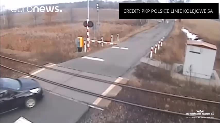 Video - Clip: Cố tình băng qua đường ray, ô tô bị tàu hỏa tông văng