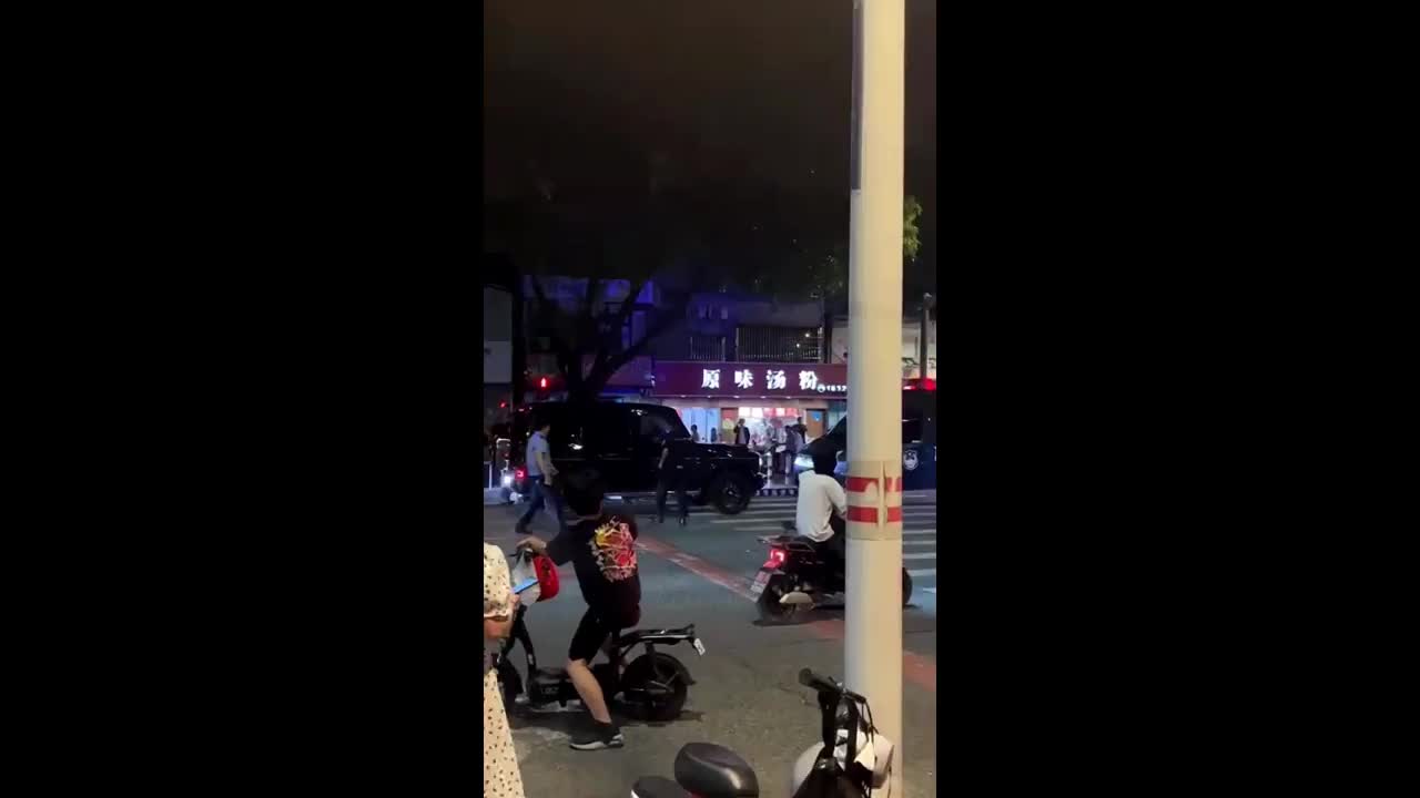 Video - Clip: Say rượu, tài xế Mercedes hung hăng đâm vào xe cảnh sát
