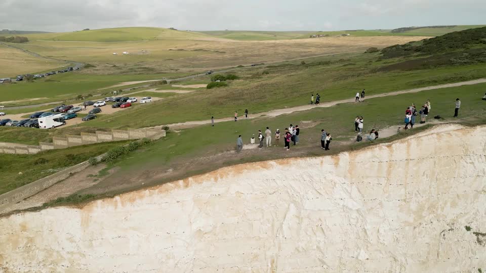 Video - Clip: Du khách mạo hiểm đứng bấp bênh gần những vách đá