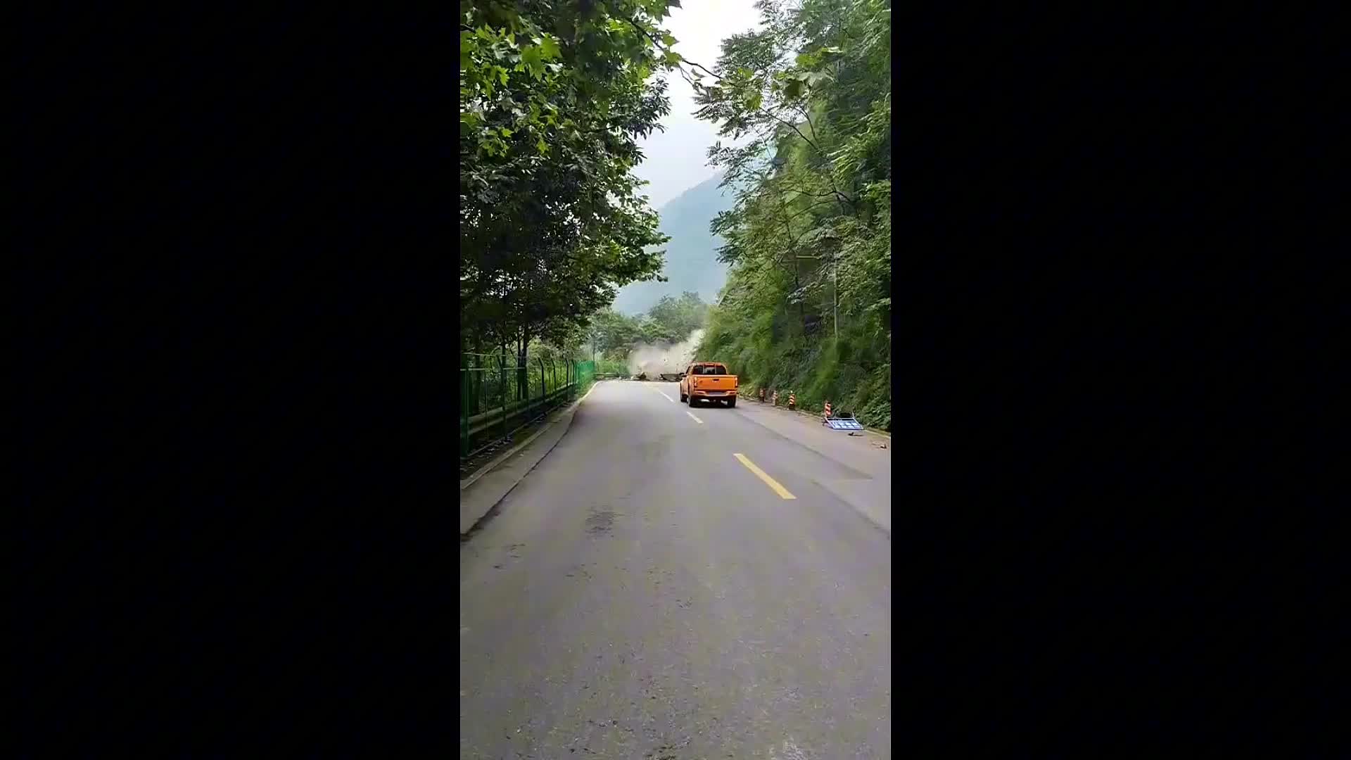 Video - Clip: Sạt lở núi kinh hoàng, tài xế ô tô vội lùi xe thoát thân