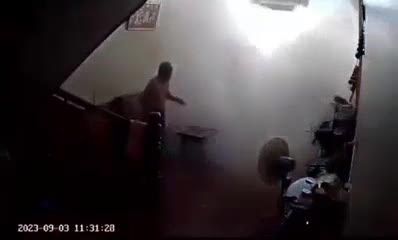 Video - Clip: Chồng hốt hoảng gọi 'vợ ơi' sau tiếng nổ kinh hoàng