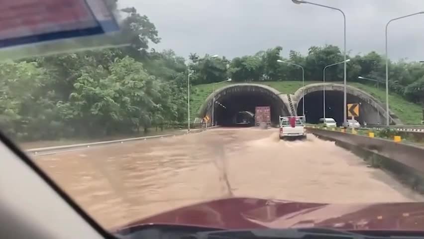 Video - Clip: Đường hầm bị ngập nặng sau mưa lớn