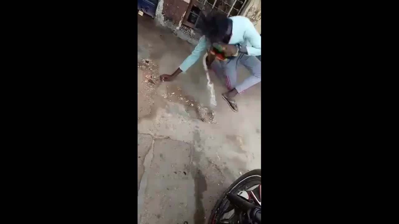 Video - Clip: Dại dột hôn rắn hổ mang, người đàn ông nhận ngay kết đắng