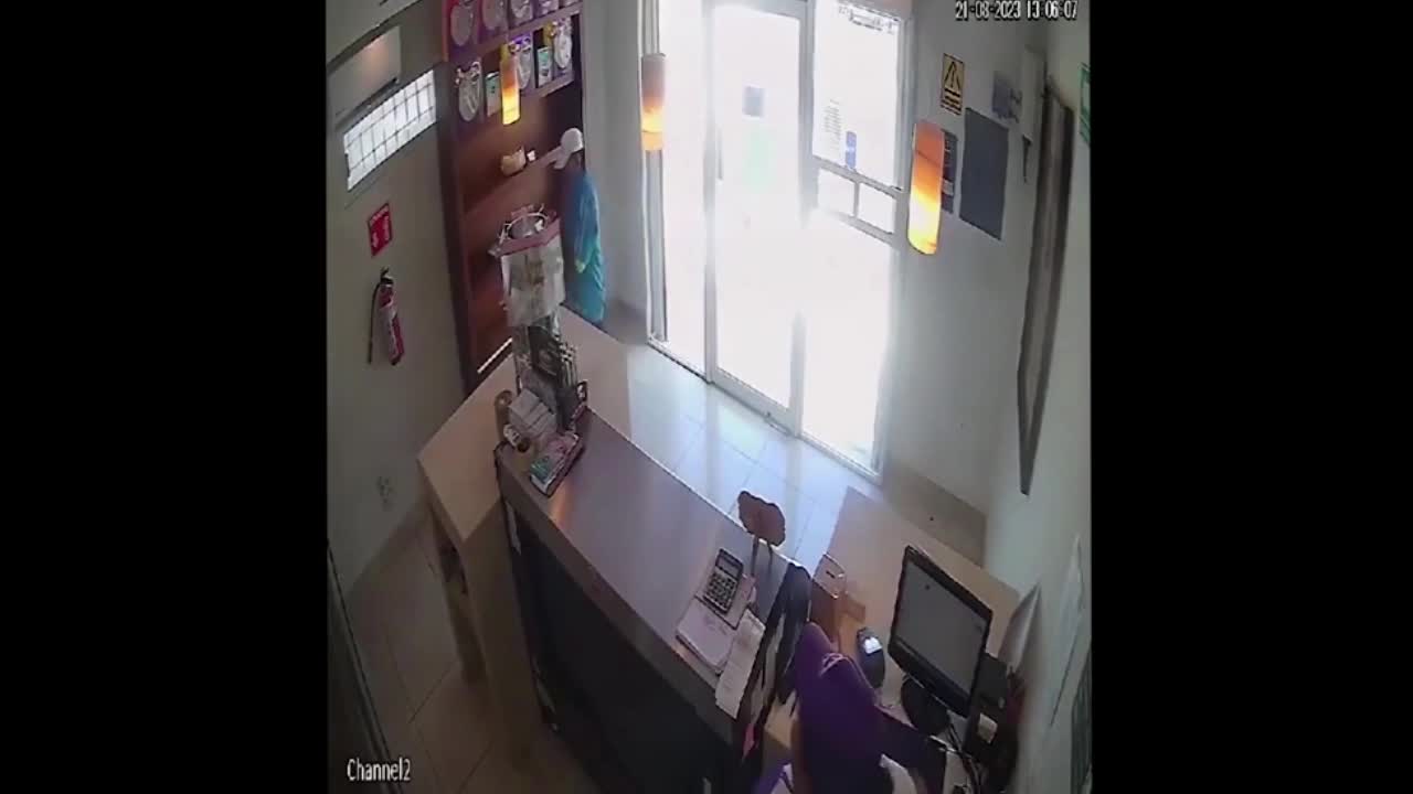 Video - Clip: Bị đe dọa, nữ nhân viên nhanh trí nhốt tên cướp trong cửa hàng