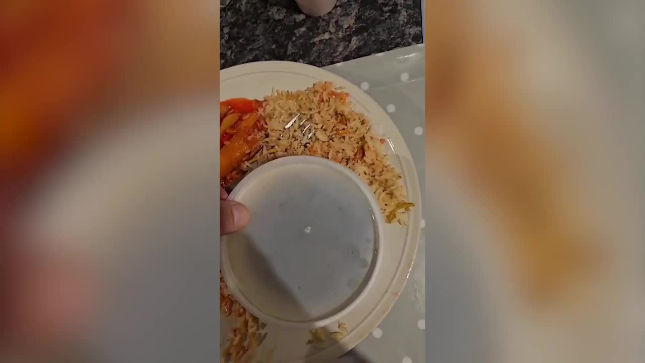 Video - Clip: Tá hỏa phát hiện chuột nằm co giật trong bát súp đang ăn