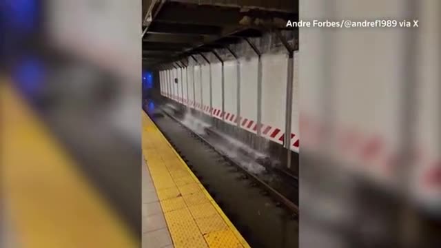 Video - Clip: Lũ lụt tấn công tàu điện ngầm và đường phố ở New York