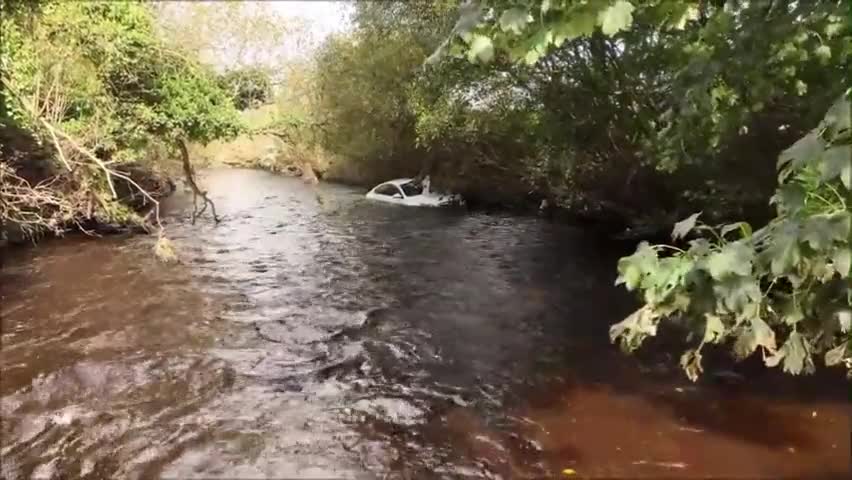 Video - Clip: Cô gái may mắn thoát chết khi xe ô tô bị lũ cuốn xuống sông
