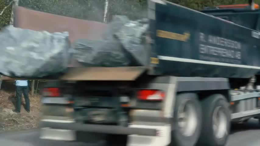Video - Clip: Tài xế thoát chết khó tin khi tảng đá rơi trúng ô tô