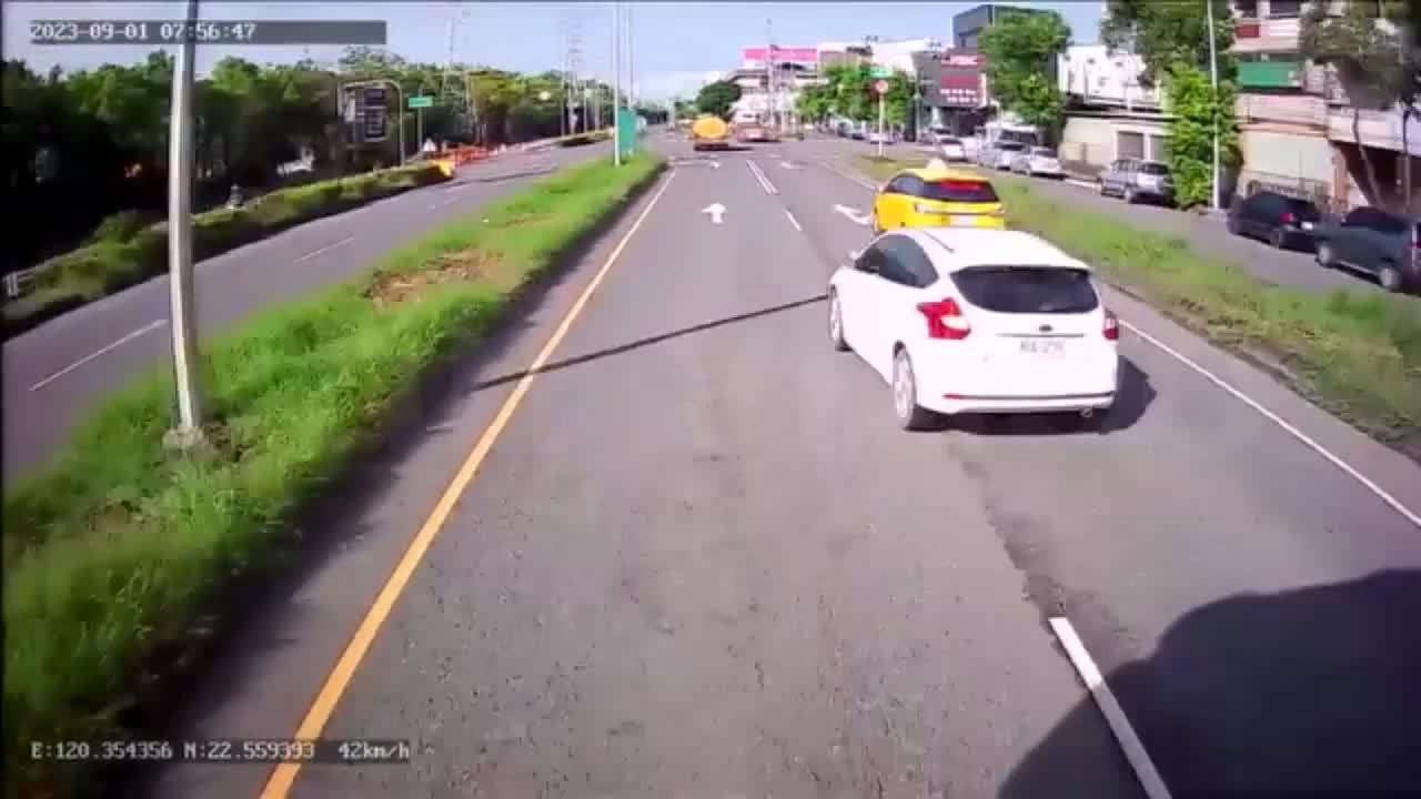 Video - Clip: Chuyển làn đột ngột rồi phanh gấp, ô tô con bị đâm nát đuôi