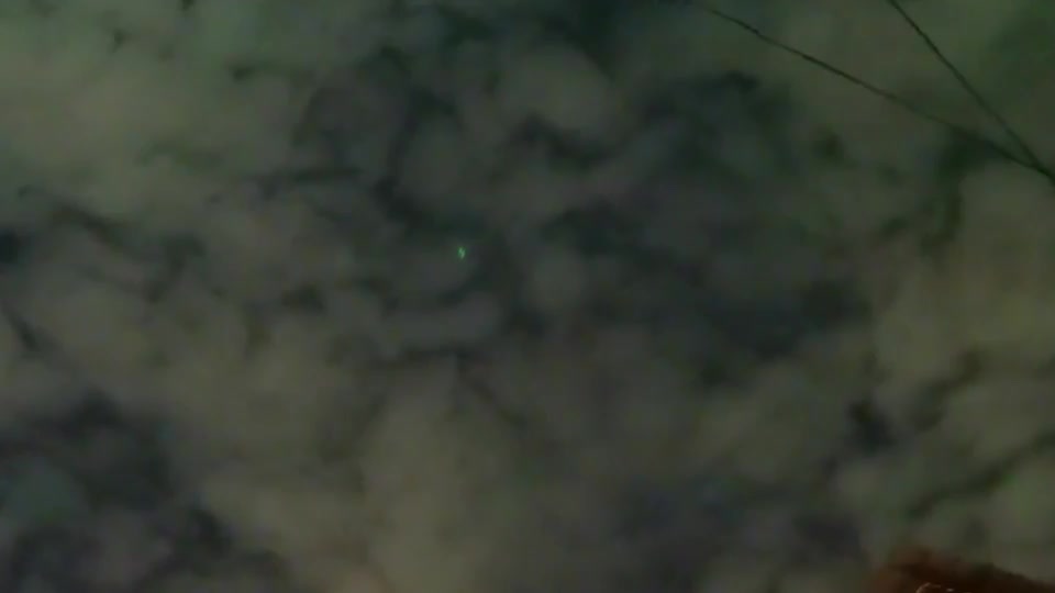 Video - Clip: Vật thể lạ phát sáng trên bầu trời Vũ Hán làm người dân bối rối