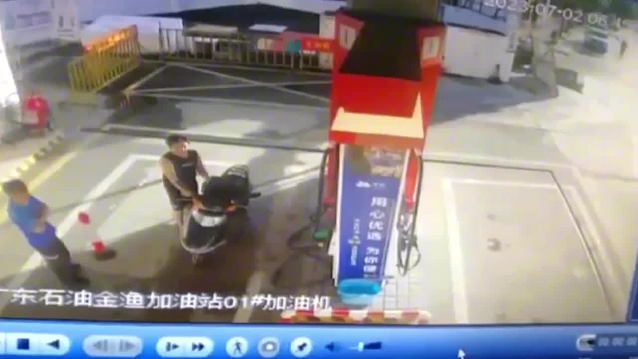 Video - Clip: Người đàn ông châm lửa đốt xe máy rồi đẩy vào cây xăng