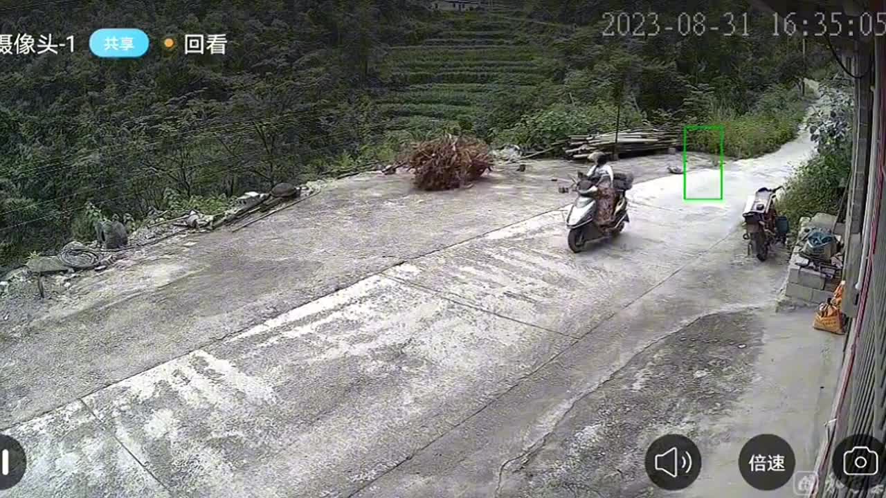 Video - Clip: Đang đi đường, người phụ nữ bất ngờ bị quật ngã khỏi xe máy