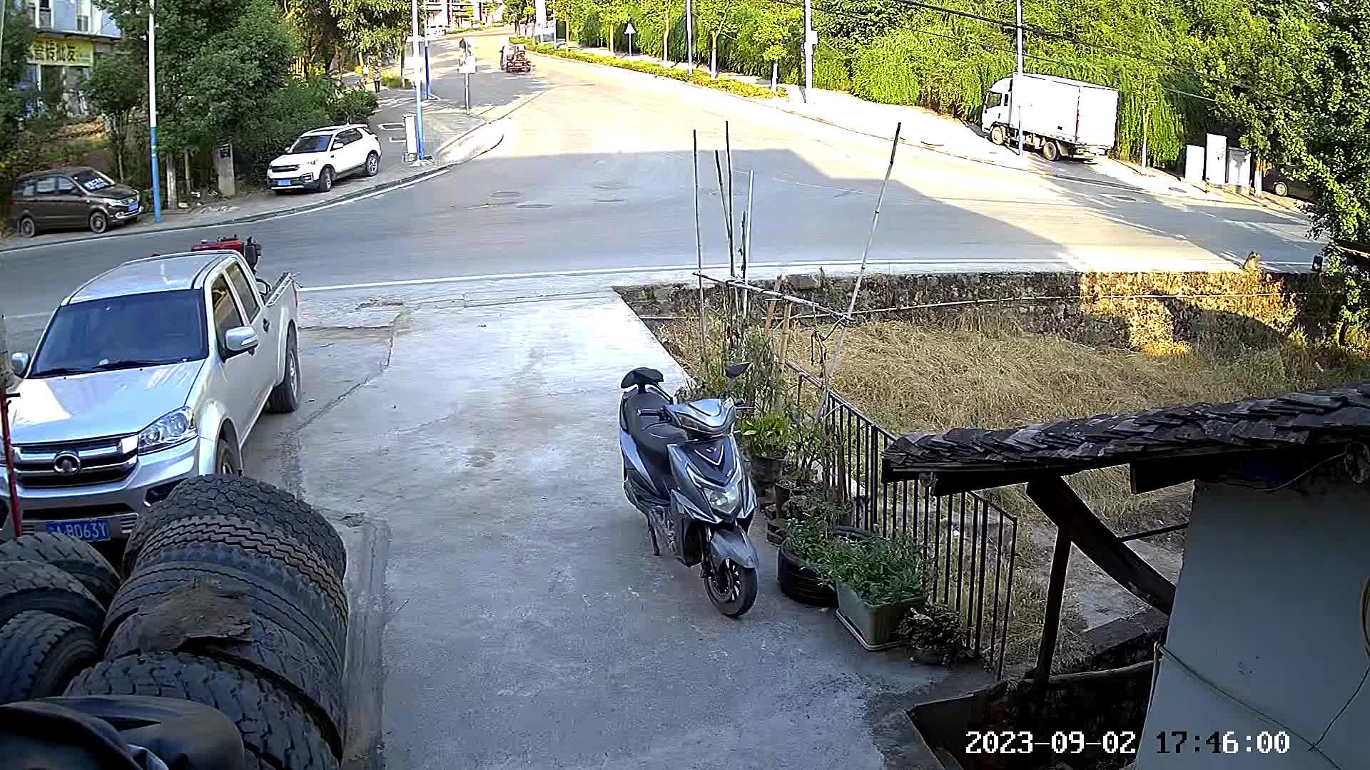 Video - Clip: Xe máy mất lái lao qua ngã tư, người phụ nữ bay vào nhà dân