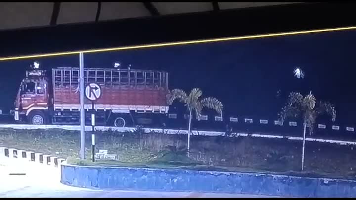 Video - Clip: Ô tô lao vào đuôi xe tải trên đường cao tốc, 6 người tử vong