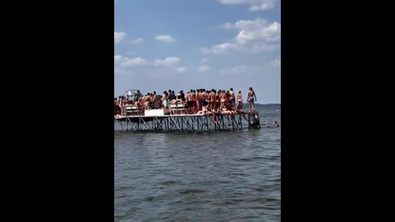 Video - Clip: Kinh hoàng sập cầu tàu khiến hàng chục người rơi xuống nước