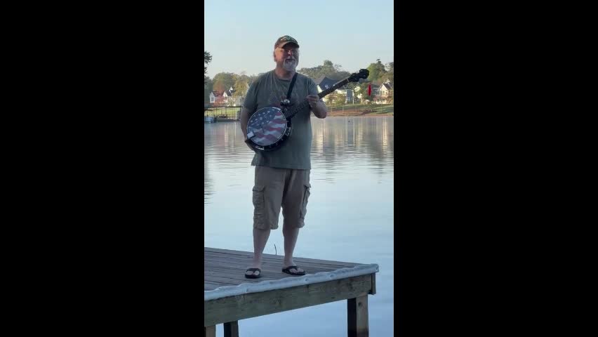 Video - Clip: Kỳ lạ người đàn ông câu cá bằng đàn Banjo