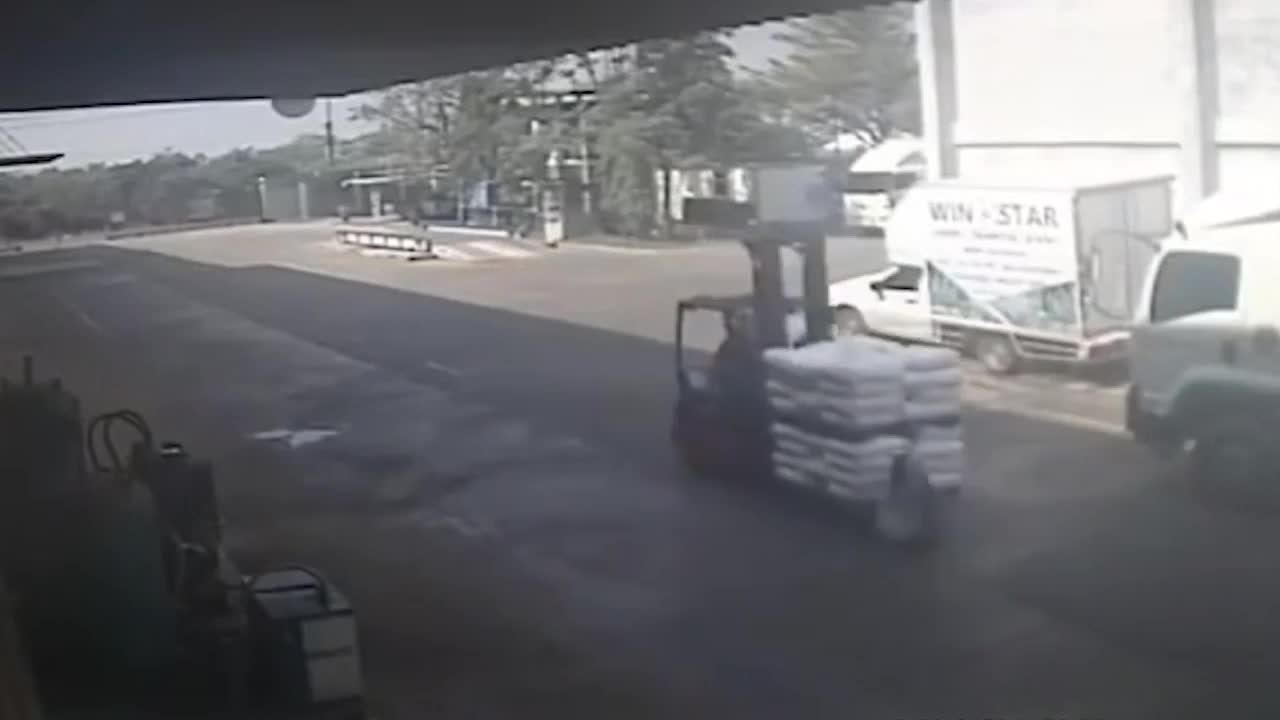 Video - Clip: Bị xe nâng cán trúng 2 lần, người phụ nữ thoát chết thần kỳ