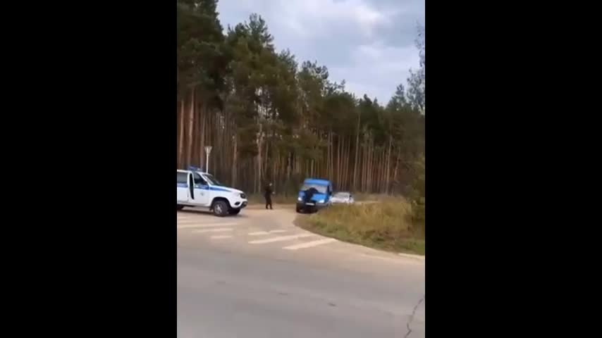 Video - Clip: Bị chặn đường, tài xế ô tô đâm văng cảnh sát rồi bỏ chạy