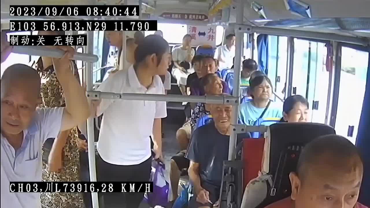 Video - Clip: Không được xuống xe, người đàn ông đánh tài xế xe buýt tới tấp