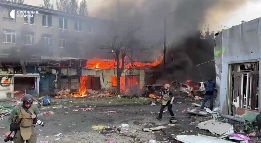 Thế giới - Su-27 Ukraine không kích, một tòa nhà bốc cháy dữ dội 