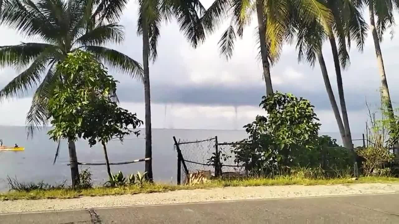Video - Clip: Kinh ngạc 4 vòi rồng xuất hiện cùng lúc ngoài khơi Philippines