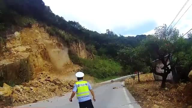 Video - Clip: Cảnh sát phản ứng cực nhanh, cứu người dân thoát trận lở núi