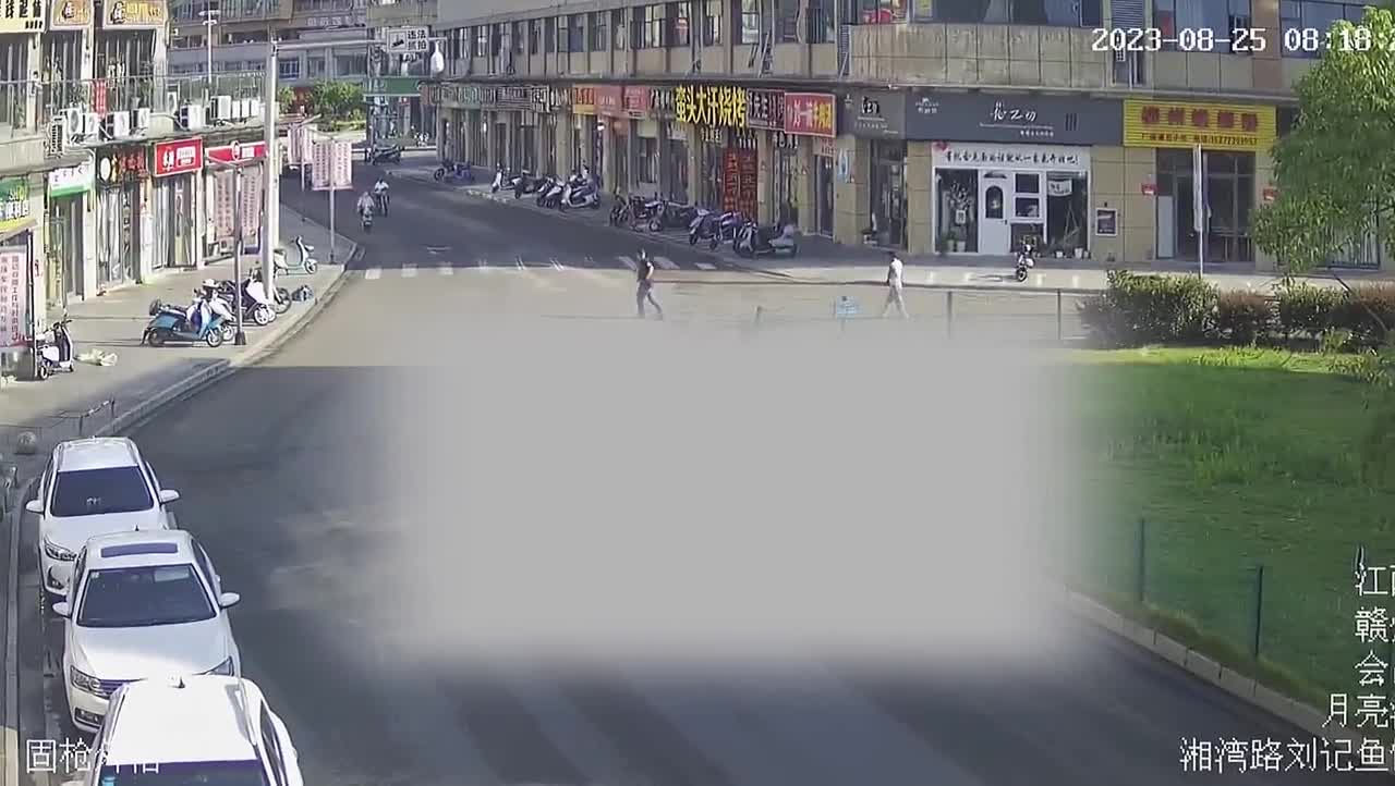 Video - Clip: Vác ống thép qua đường, 2 người đàn ông quật ngã cô gái