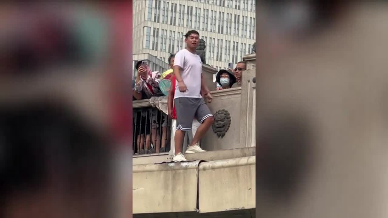 Video - Clip: Chàng trai liều lĩnh nhảy sông và cái kết bất ngờ