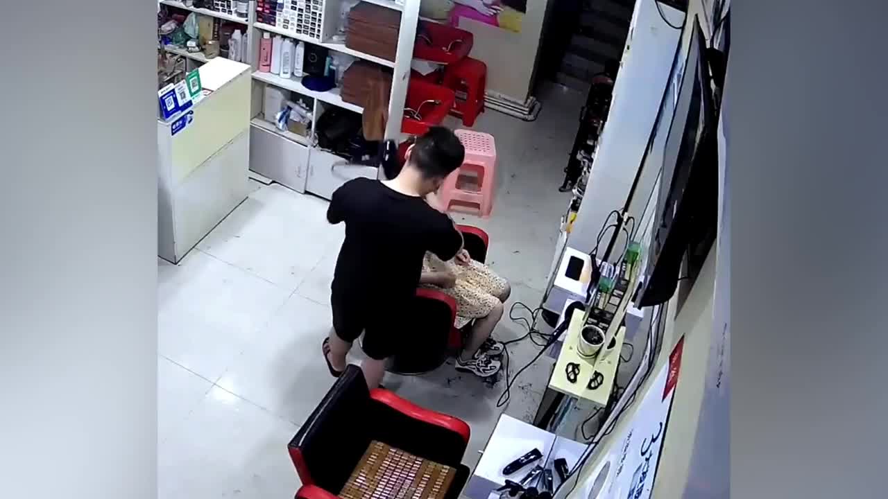 Video - Clip: Thợ cắt tóc hoảng sợ la hét khi bị rết khổng lồ cắn vào chân