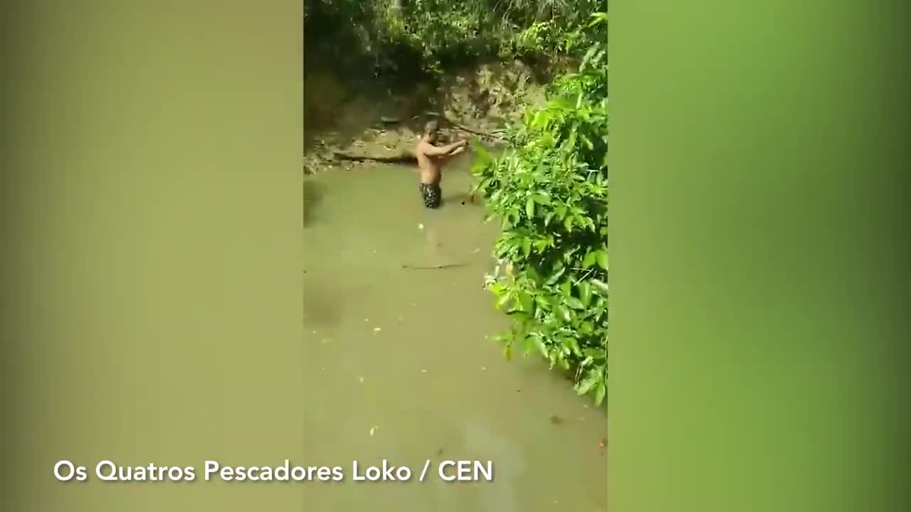 Video - Dùng tay không bắt lươn điện, người đàn ông bị giật ngã gục xuống nước