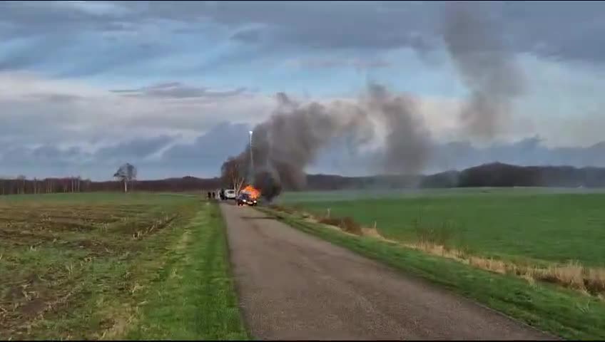 Video - Clip: Hút thuốc, tài xế khiến xe chở pháo hoa bốc cháy ngùn ngụt