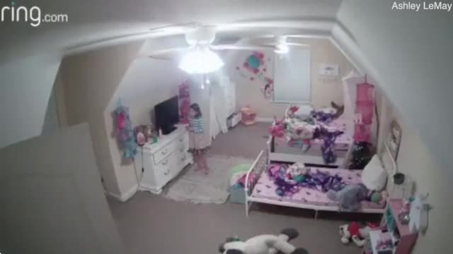 Video - Bé gái nghe thấy âm thanh lạ phát ra từ camera trong phòng ngủ