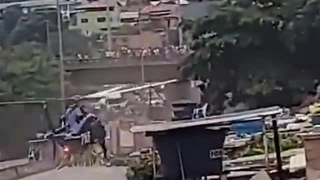 Video - Clip: Máy bay trực thăng của cảnh sát bất ngờ rơi xuống đường