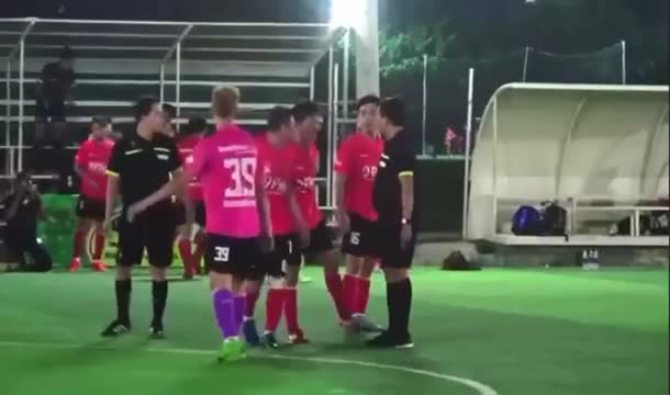 Video - Clip: Trọng tài VFF bị cầu thủ đấm gục trên sân phủi