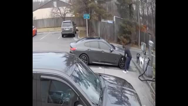 Video - Clip: Cúi xuống bơm lốp, tài xế bị trộm cướp ô tô BMW