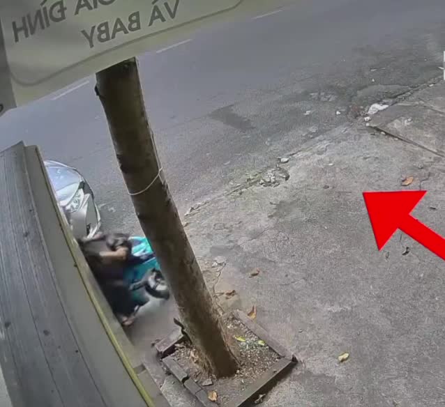 Video - Clip: 2 tên trộm 'đá xe' trong chưa đầy 30 giây