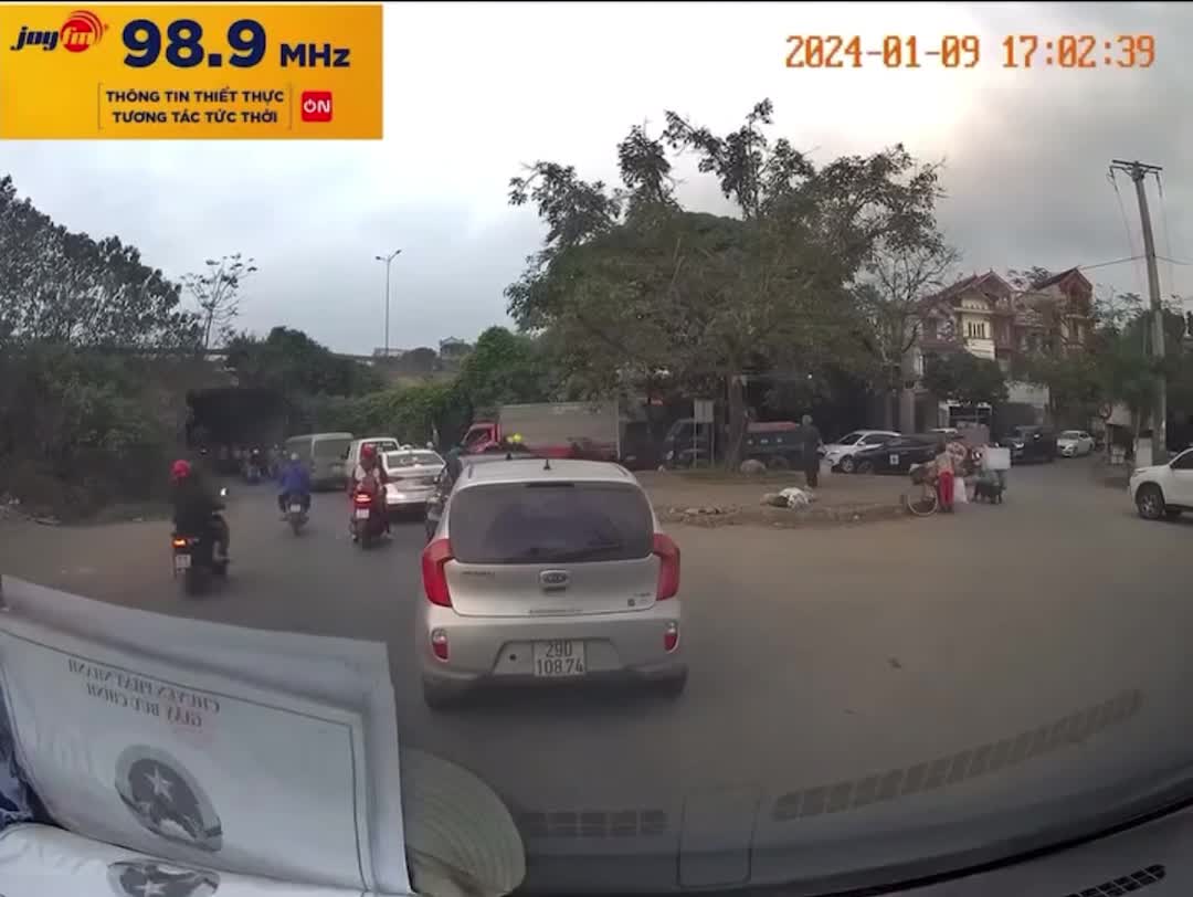 Video - Clip: Tài xế xe ôm lao tới đánh người đi đường sau khi xảy ra va chạm