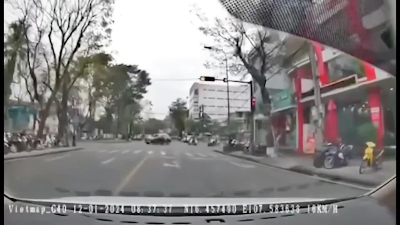 Video - Clip: Cụ ông 80 tuổi lái ô tô tông gãy cột đèn rồi hạ gục 3 xe máy