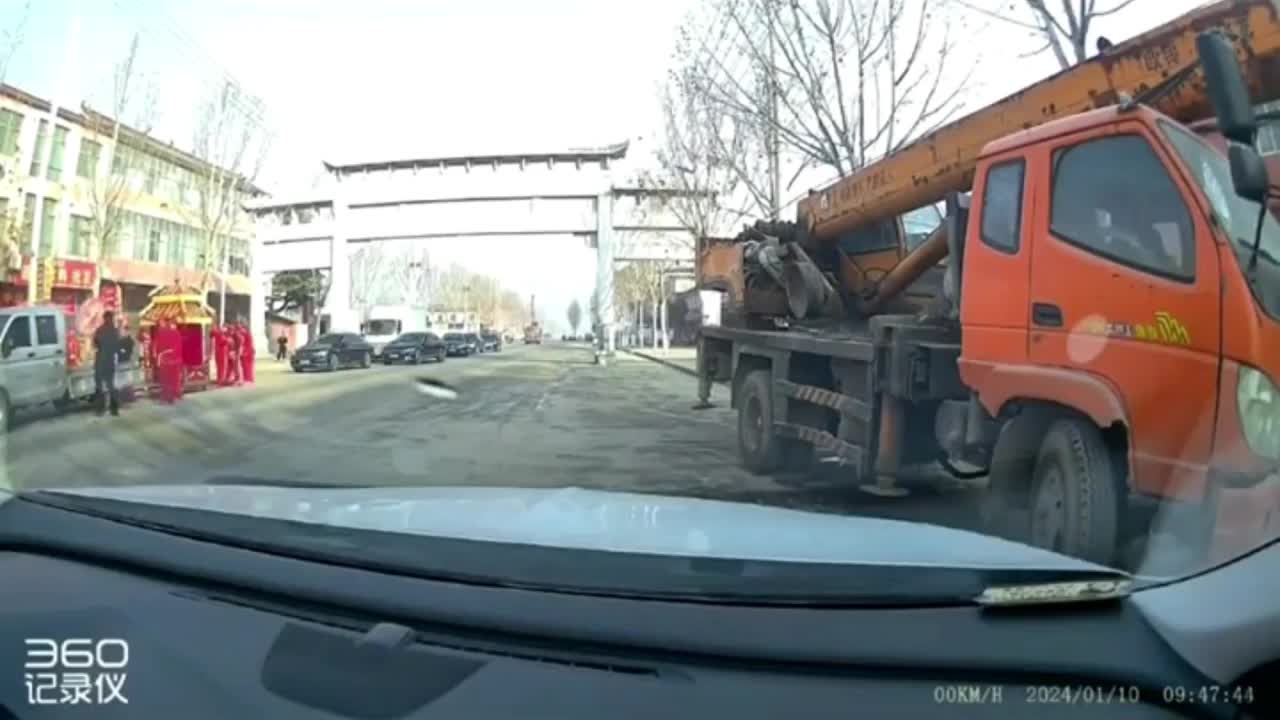 Video - Clip: Quên hạ cẩu, tài xế khiến cổng chào rơi đè trúng xe tải