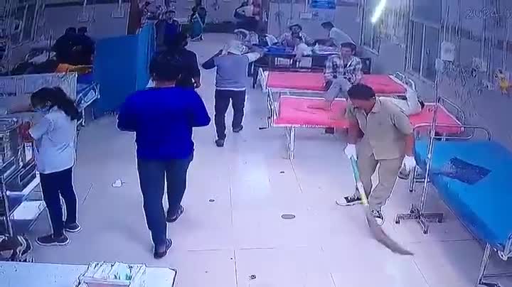 Video - Ẩu đả với bệnh nhân, nhóm côn đồ dùng gậy sắt tấn công nữ bác sĩ