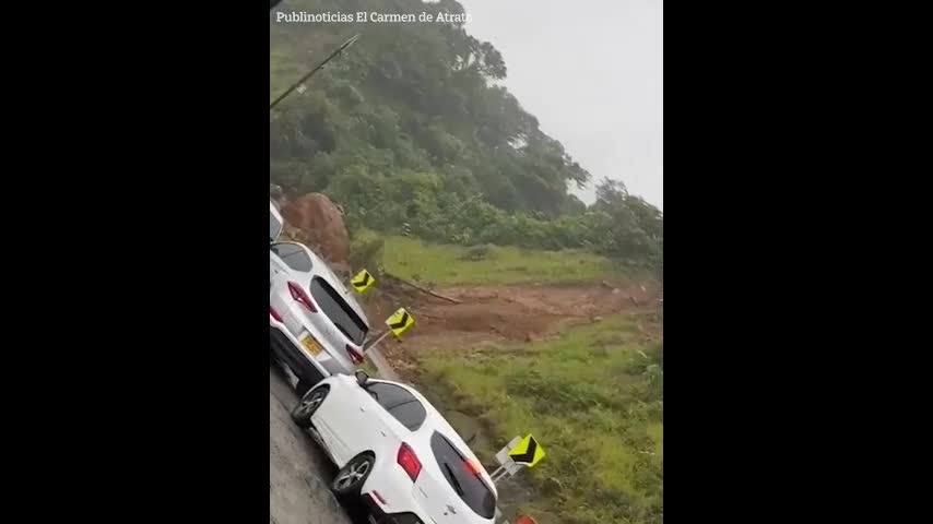 Video - Khoảnh khắc lở đất đè bẹp nhiều ô tô khiến ít nhất 23 người thiệt mạng