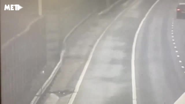 Video - Clip: Lốp xe bất ngờ phát nổ, xe tải đâm qua rào chắn lao xuống mương