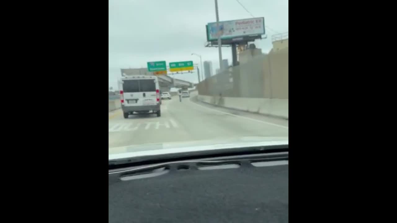 Đời sống - Người phụ nữ đi xe điện scooter trên đường cao tốc bị chỉ trích