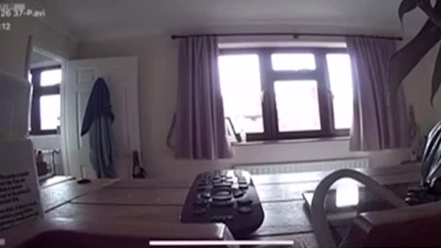 Video - Bí mật lắp camera, người đàn ông sốc khi thấy cảnh trong phòng ngủ