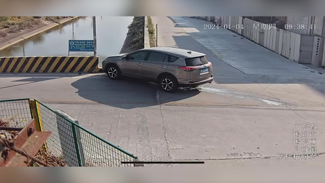 Video - Lao xuống sông sau va chạm, nữ tài xế hốt hoảng trèo lên nóc ô tô