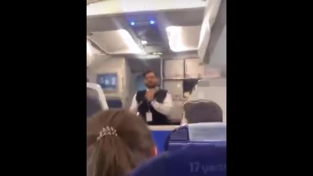 Video - Clip: Chuyến bay bị trễ, nam hành khách nổi điên lao tới đánh phi công